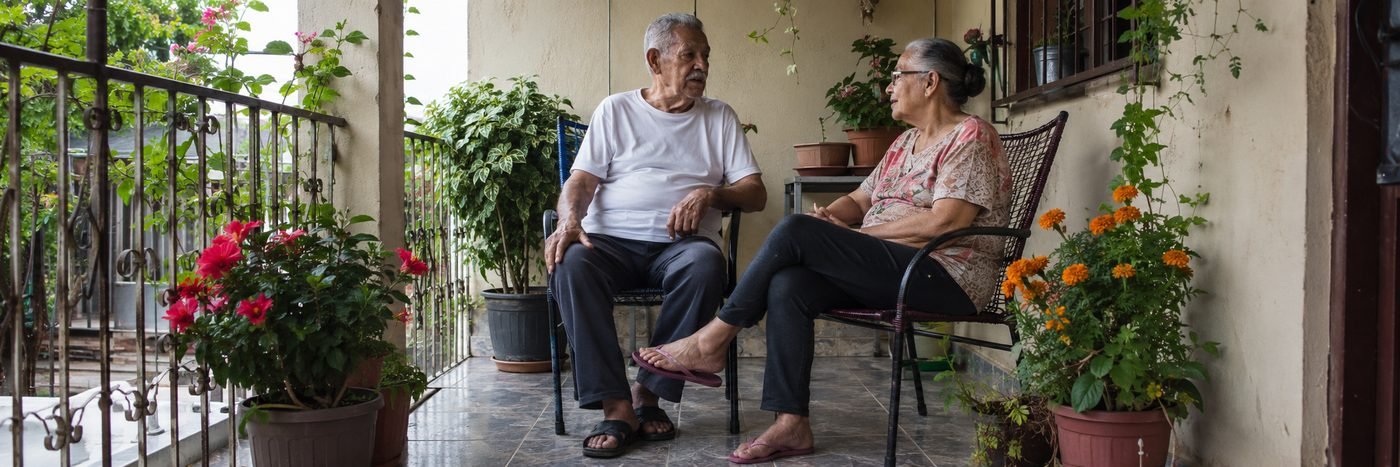 Casal de idosos conversando na varanda de uma clínica de repouso na Zona Norte de São Paulo