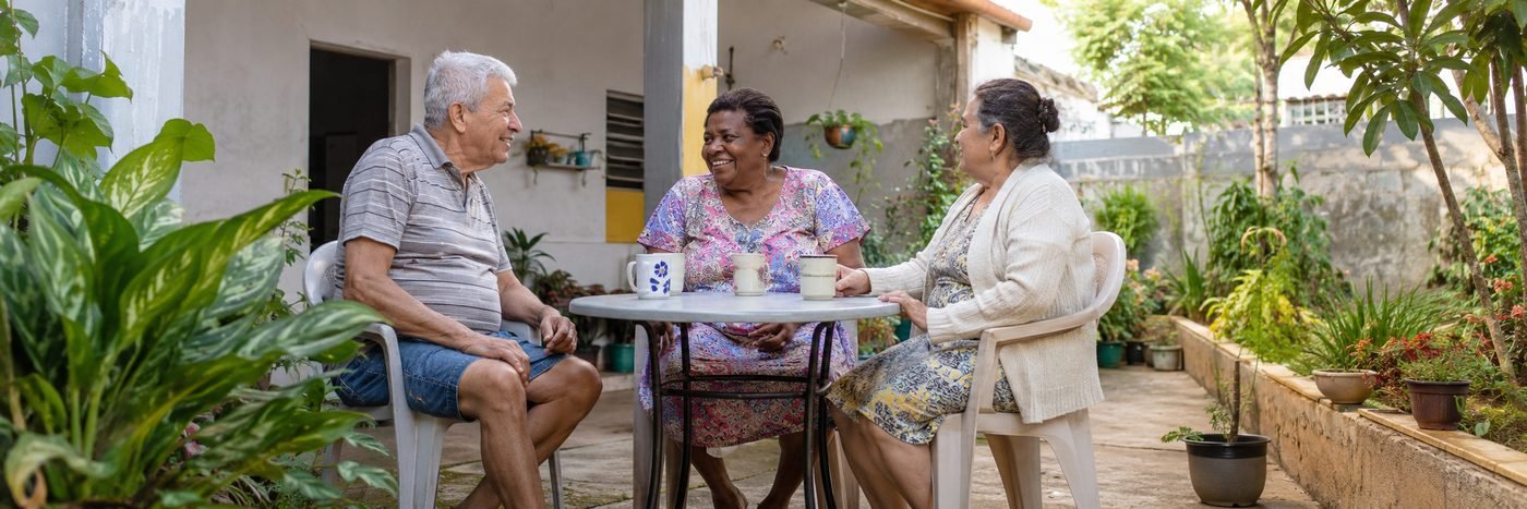 Casal de idosos conversando na varanda de uma casa de repouso na Zona Oeste de São Paulo
